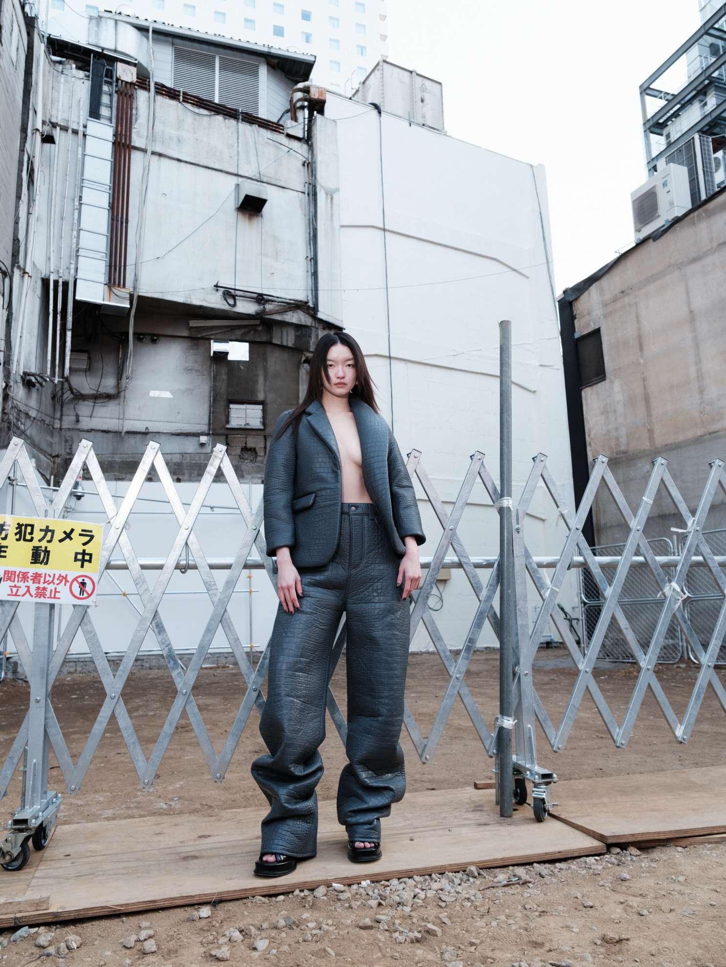 Casaco e calças, ACNE STUDIOS. Sapatos, MCQUEEN.