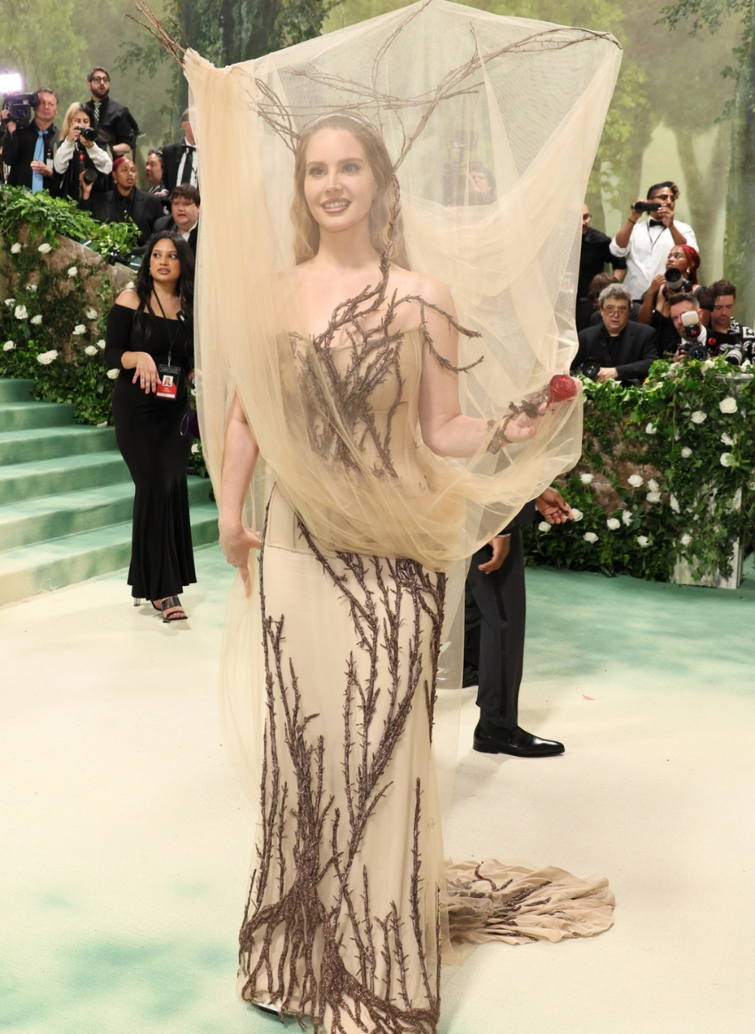 Vogue Portugal | O look de Lana Del Rey para a Met Gala de 2024 faz  referência a uma coleção icónica de Alexander McQueen