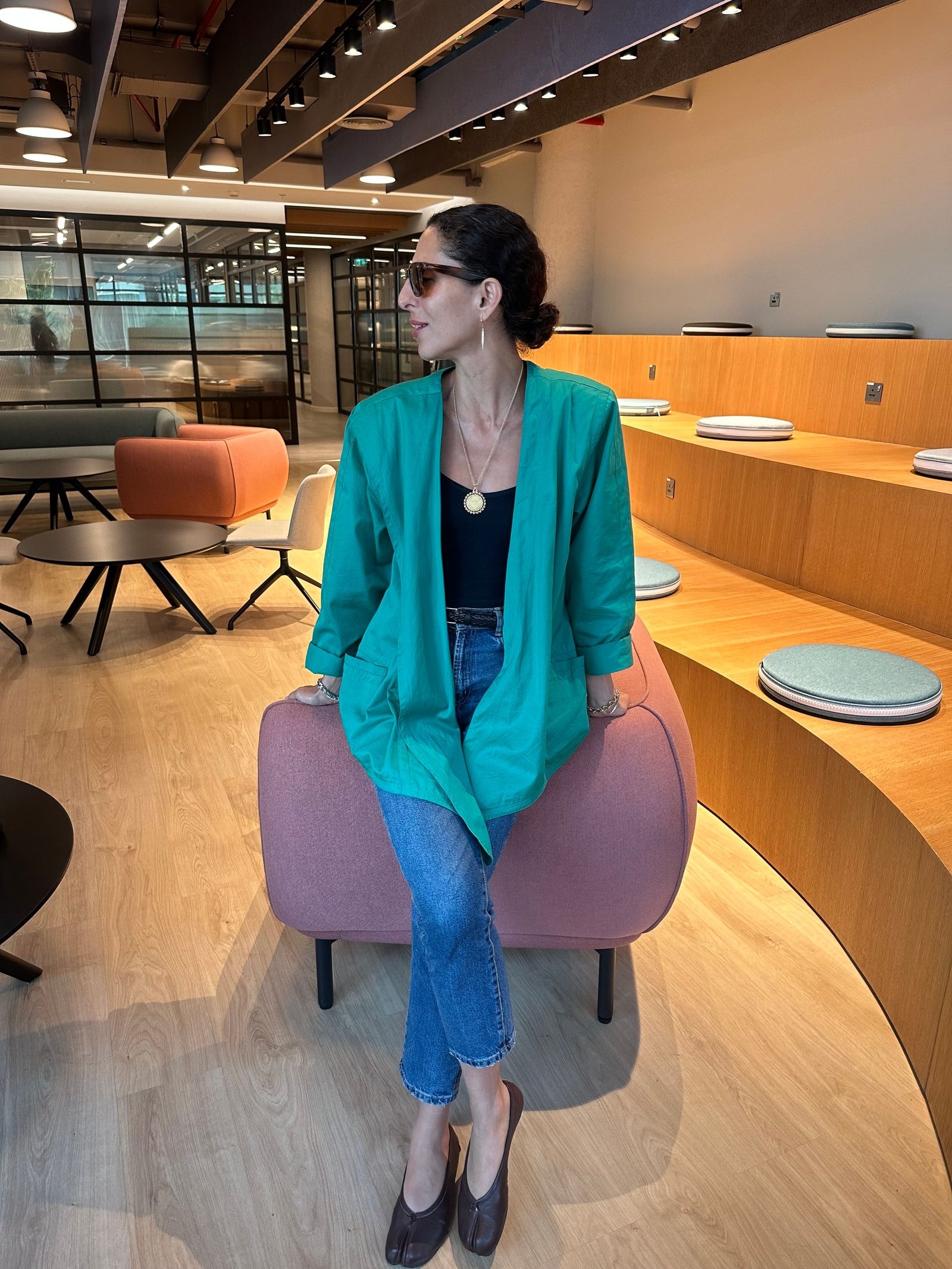 Esquerda: Dia 1, um blazer vintage vibrante que foi considerado demasiado seguro. Direita: Dia 2, O espetro verde completo, com uma saia Tibi, um fato de banho Hunza G como top e uma gabardina verde