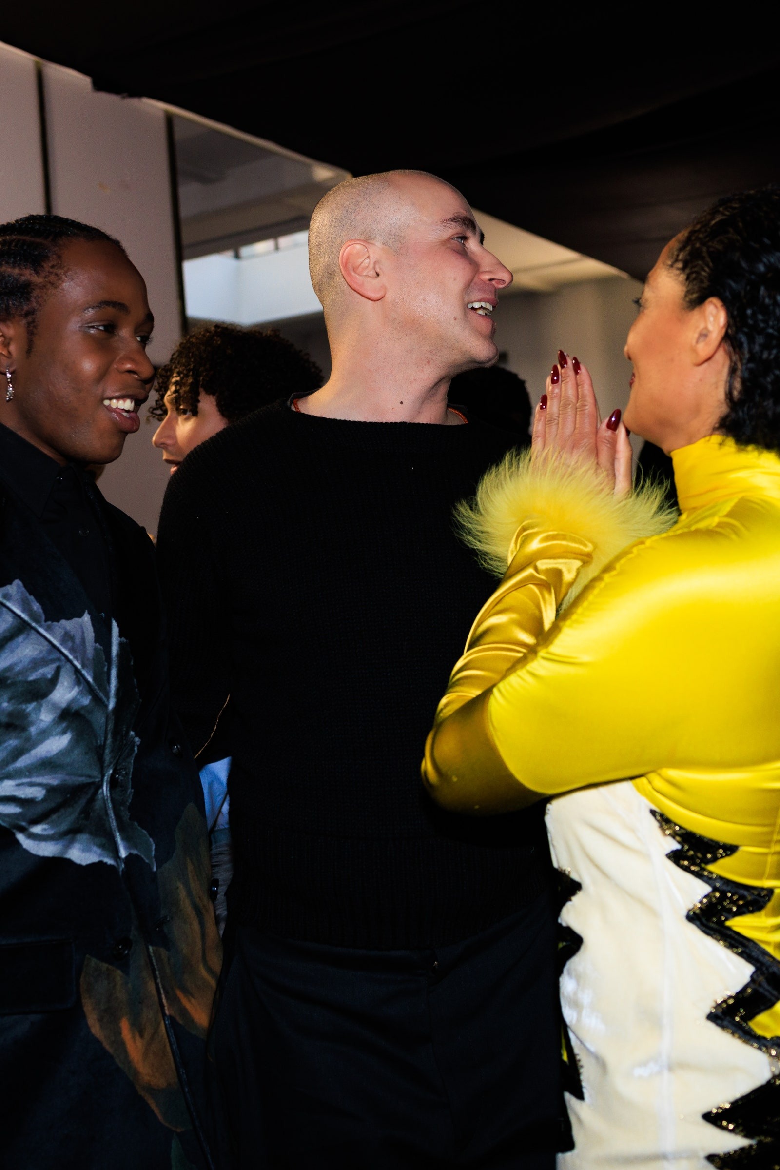 Esquerda: Tracee Ellis Ross e Paloma Elsesser nos bastidores do desfile AW25 da Marni. Direita: Francesco Risso nos bastidores do desfile Marni AW25 ao lado de Tracee Ellis Ross. Esquerda: Tracee Ellis Ross e Paloma Elsesser nos bastidores do desfile AW25 da Marni. Direita: Francesco Risso nos bastidores do desfile Marni AW25 ao lado de Tracee Ellis Ross.