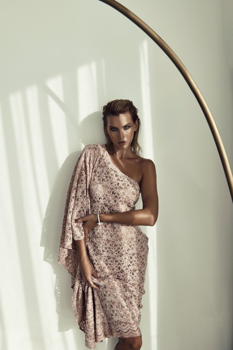 Vestido: Mourjjan. Pulseira: APM Monaco